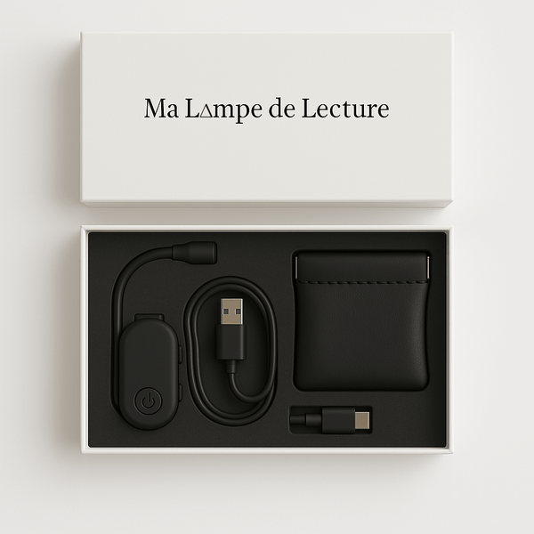 Coffret lampe de lecture blanc comprenant une lampe, un câble USB et une pochette de transport.