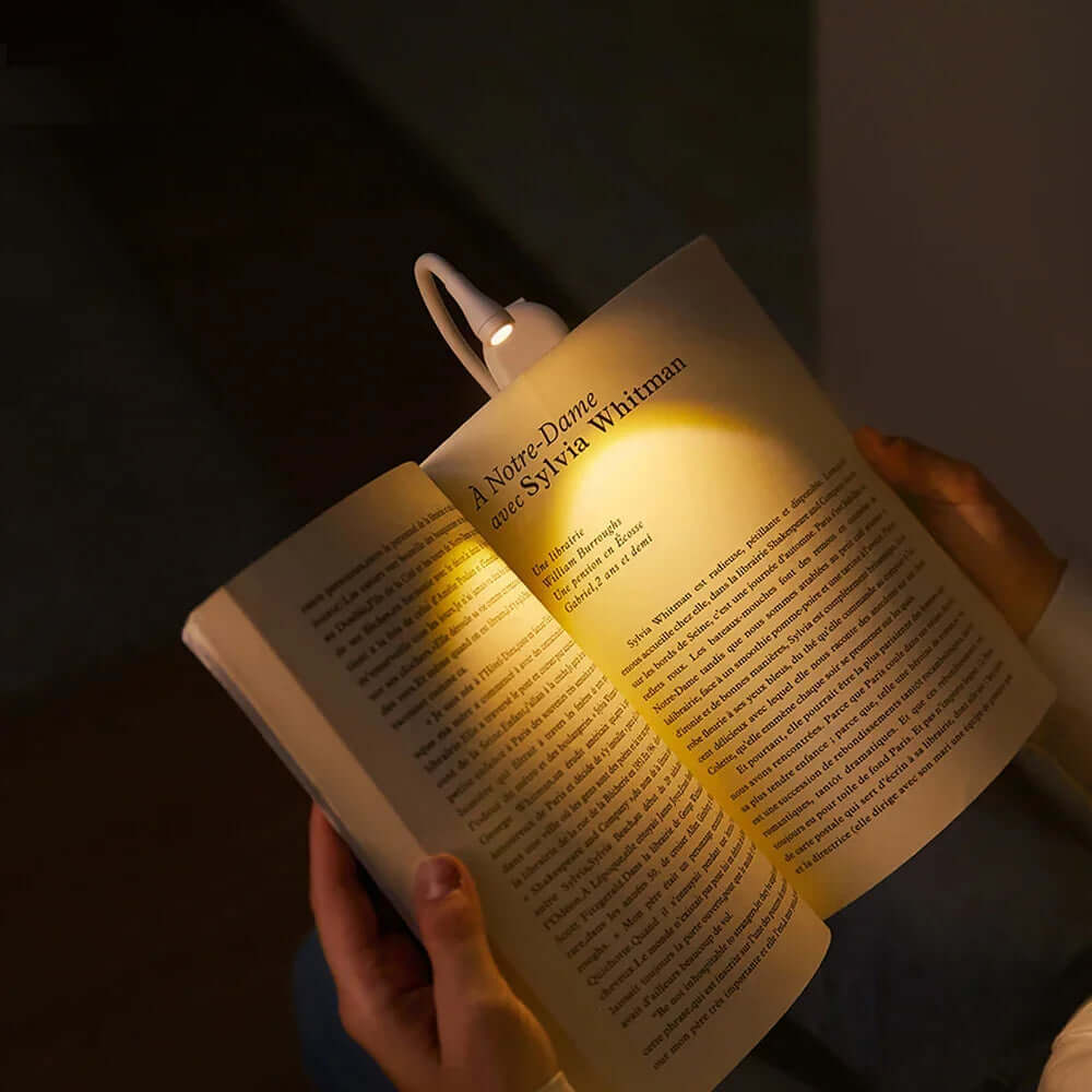 Lampe de lecture sur un livre
