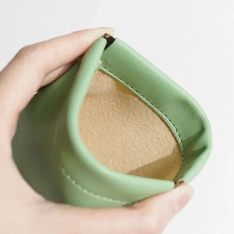 Ouverture pochette en cuir